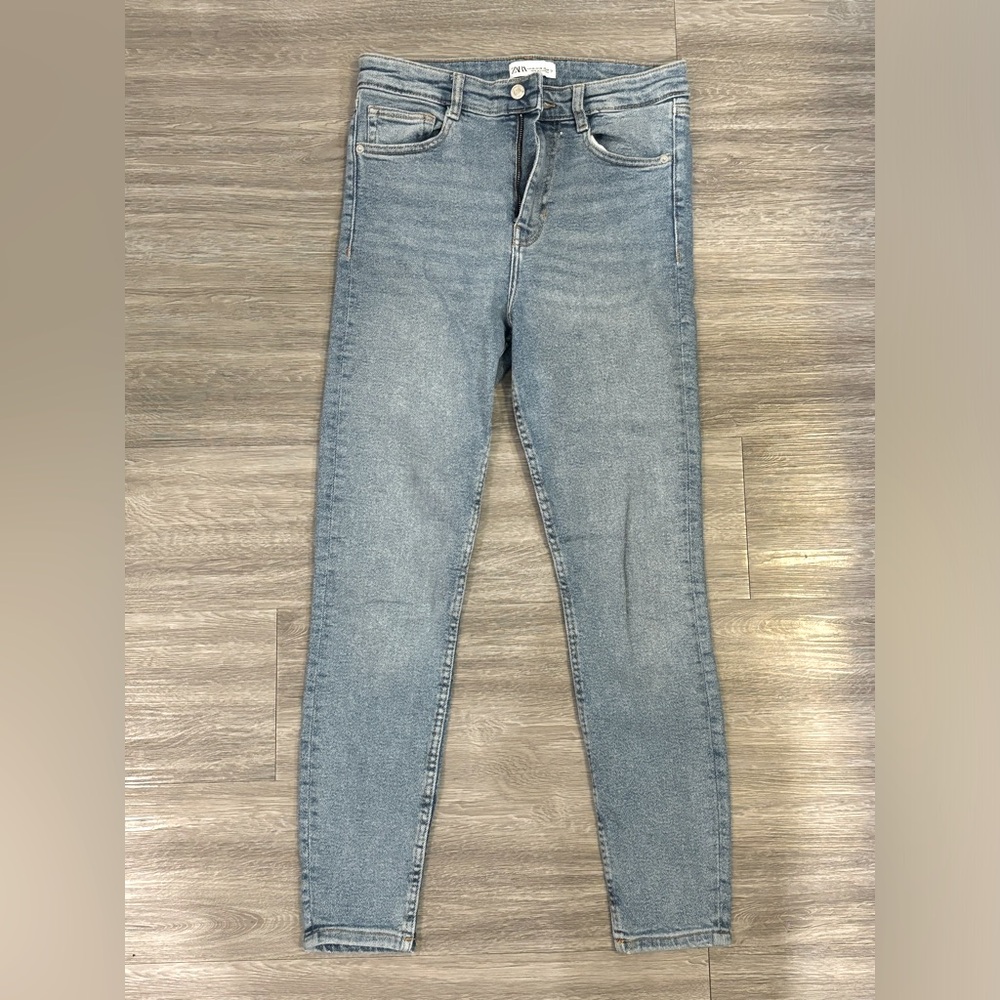 Zara Size 8 Skinny Jeans with Slight Stretch - New Condition
